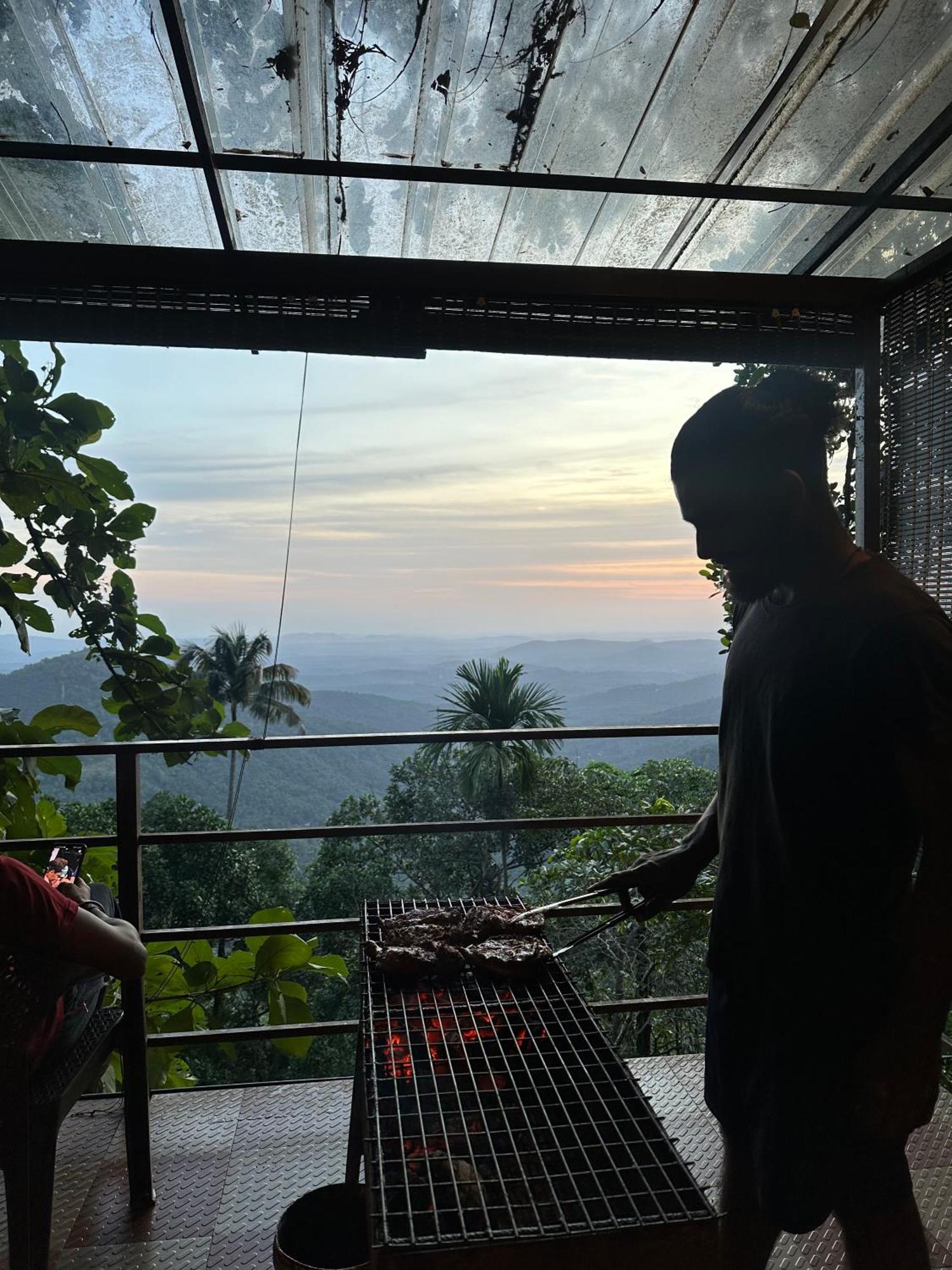 Sunset Valley Kerala Pool Resort - Serene Natural Forest Cottage Stay In Idukki With Sunrise & Sunset Panoramas, Natural Streams & Tranquil Summer Evenings Pīrmed Exteriör bild